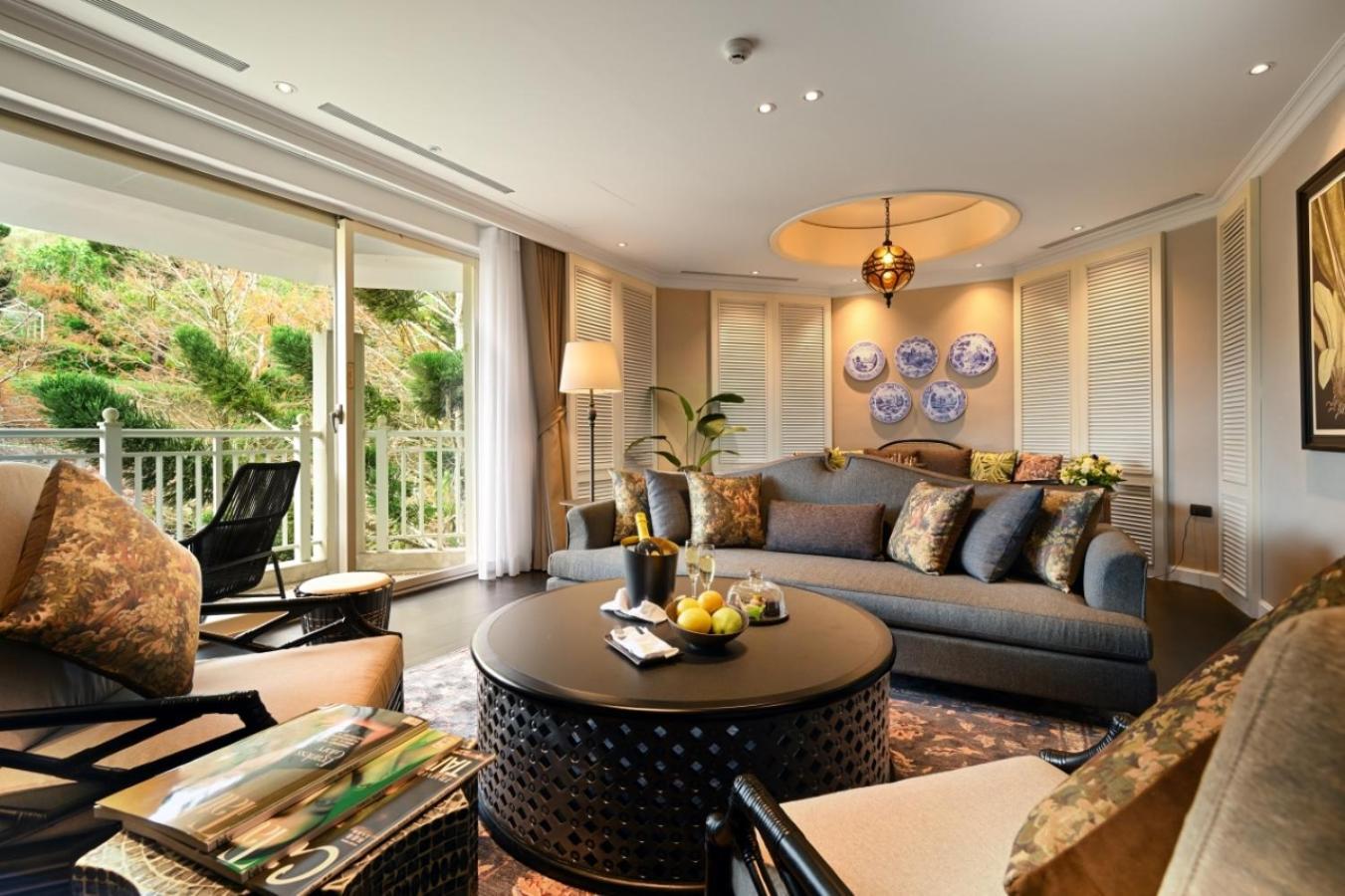 Hualien Farglory Hotel Yanliau Pokój zdjęcie The living room of a suite at The Oberoi, Mumbai